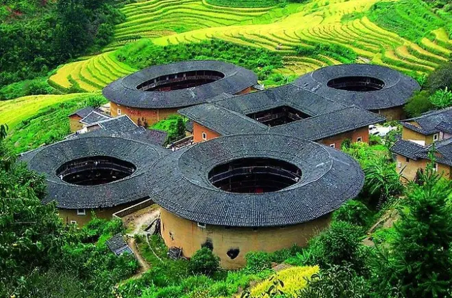 Cluster Tianluokeng Tulou: Edifícios de terra da UNESCO