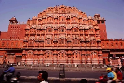 Réservez un taxi privé pour visiter jaipur. découvrez city palace, hawa mahal, jal mahal et bien plus. itinéraire flexible, chauffeur local et confort climatisé inclus.