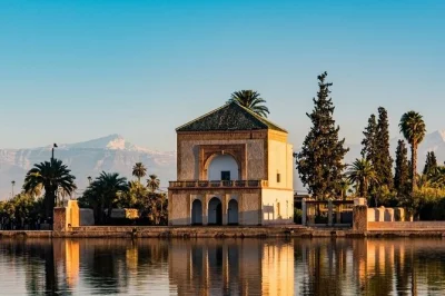 Découvrez la médina de marrakech avec un guide local, visitez le palais bahia, la place djemaa el fna et les souks. pause thé incluse, départ flexible. réservez vite.