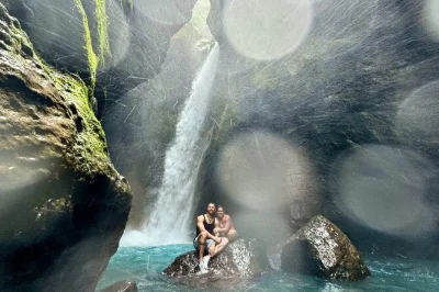 Explore três cachoeiras selvagens perto do arenal com um guia bilíngue. inclui entrada e tempo no rio. reserve agora e viva a verdadeira experiência na floresta tropical.