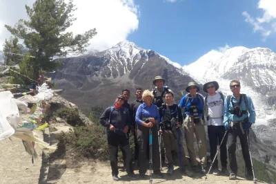 Partez du kathmandu pour un trek sur le circuit annapurna avec une équipe familiale locale, guide et cours de népalais. transferts, transports publics et permis inclus.