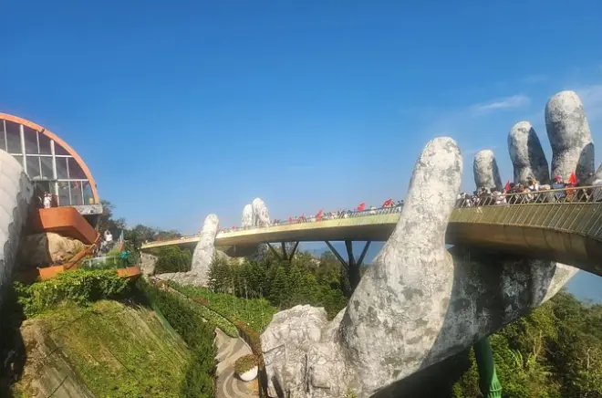 Passeio na Ponte Dourada Ba Na Hills com teleférico e almoço