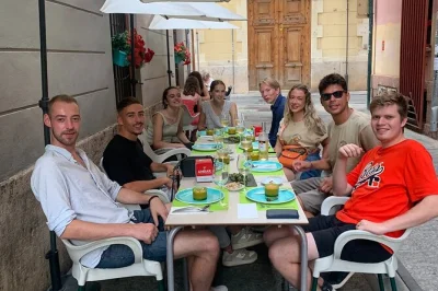 Valencia altstadt: authentische tapas und regionale weine in vier bars mit lokalem guide entdecken. inklusive getränke und geteilte teller. jetzt buchen!