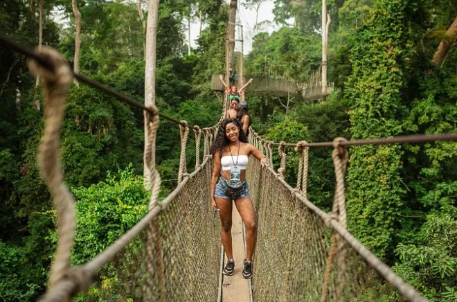 Castillo de Cape Coast y puentes colgantes de Kakum desde Accra