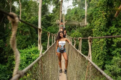 Castillo de Cape Coast y puentes colgantes de Kakum desde Accra