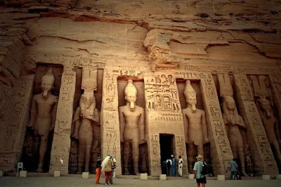Vivi un’escursione condivisa di un giorno ad abu simbel da assuan. include pick-up in hotel, viaggio con aria condizionata e due ore per esplorare i templi antichi. prenota ora.