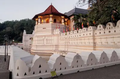 De Colombo a Kandy: Templo sagrado e fábrica de chá no mesmo dia