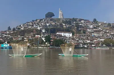 Pátzcuaro y Janitzio: Lancha con pesca y vistas a la isla