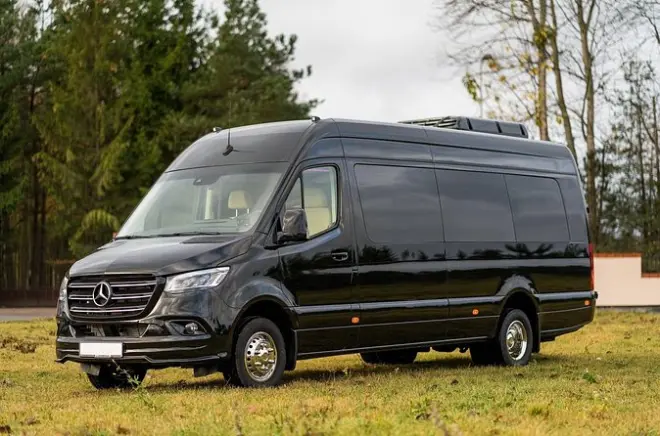 Privater Minibus-Transfer von Toledo oder Ávila zum Flughafen Madrid