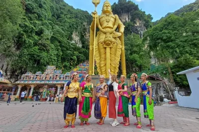 Erlebe kuala lumpurs batu caves, die royal selangor zinnfabrik und batik-kunst mit einem lokalen guide. inklusive hoteltransfer. jetzt buchen.