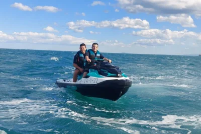 Erlebe eine 30-minütige jetski-tour von valencia marina bis zum malvarrosa strand. inklusive schwimmweste, jetski und einfacher online-buchung. jetzt reservieren.