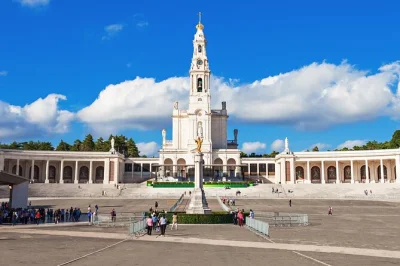 Descubre el santuario de fátima, pasea por el monasterio de batalha, disfruta mariscos frescos en nazaré y prueba la ginjinha en Óbidos. incluye recogida en lisboa.