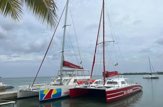 Snorkel en Montego Bay: Catamarán y paseo en balsa de bambú