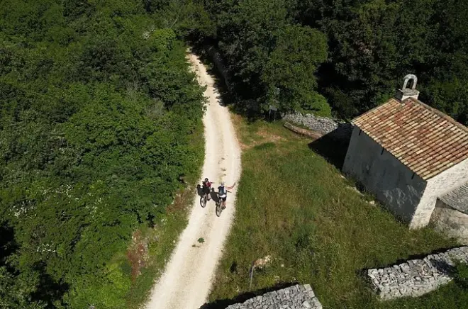 Tour in e-bike a Vodnjan: Nuoto, fortezze e uliveti