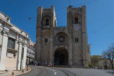Explore lisbon’s oldest neighborhoods by electric tuktuk. visit alfama, lisbon cathedral, top viewpoints & commerce square. fun, fast, and local.