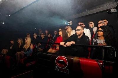 Vivi il quartiere a luci rosse di amsterdam con un cinema 5d: suoni, vento e sorprese sensoriali. facile accesso e guida locale. prenota ora!