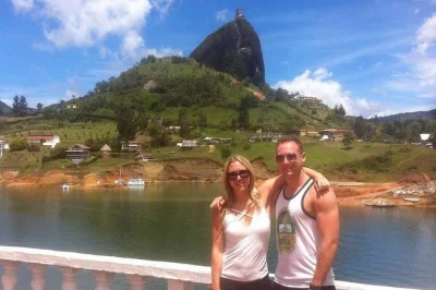 Explore medellín em 4 dias—visite guatapé, suba a pedra do peñol, ande no metrocable e conheça a plaza botero. guia privado, hotel e café da manhã inclusos.