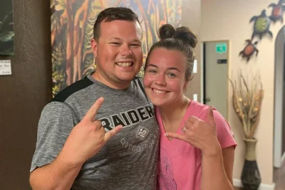 Réservez un massage en duo de 90 minutes à hawaï. comprend un massage corps entier, pierres chaudes, gommages visage et pieds, aromathérapie, chocolats et un cadeau surprise.