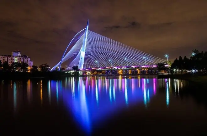 Putrajaya bei Nacht ab Kuala Lumpur: Putra-See-Bootsfahrt