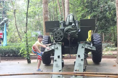 Explore os túneis de cu chi com guia local, atravesse passagens originais e experimente tapioca. inclui transporte e entrada. reserve já!