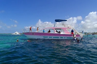 Navegue pela praia de bávaro em punta cana com snorkel, tobogã na água, bar aberto e espetinhos de frango no churrasco. transporte e equipe local inclusos.