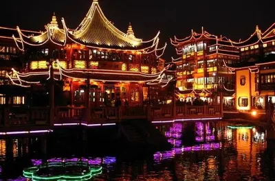 Luces nocturnas de Shanghai con cena privada de pato pekinés