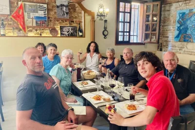 Veneza, mercado rialto e cicchetti: faça um tour guiado com degustação de vinhos venezianos, almoço e sabores locais no coração da cidade.