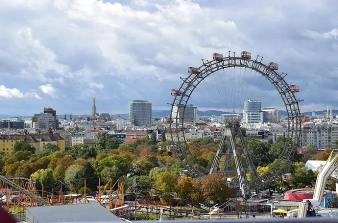 Traslado privado de Nuremberg a Viena com motorista em inglês
