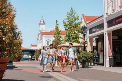 Disfruta de las mejores marcas de lujo en parndorf designer outlet con traslado fácil desde viena. ida y vuelta, tiempo para explorar y ambiente ideal para familias.