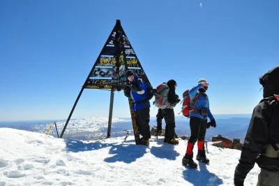 Grimpez le mont toubkal en 2 jours depuis marrakech avec des guides locaux. transfert hôtel, villages de l’atlas et nuit en refuge de montagne inclus.