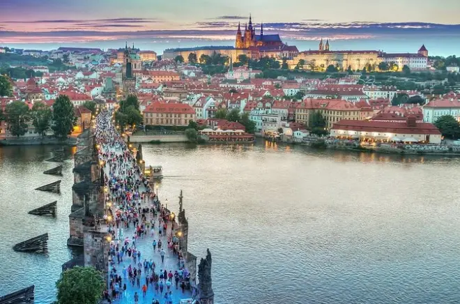Munich to Prague Private Transfer with Sightseeing Stop