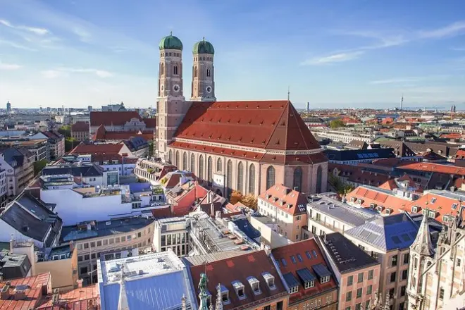 Private Transfer Frankfurt to Munich: 2h Sightseeing Stop