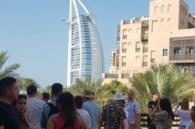 Découvrez les incontournables de dubai comme burj al arab, palm jumeirah et la marina en audi q7 privé. prise en charge, wifi, guide local et eau inclus. réservez vite.