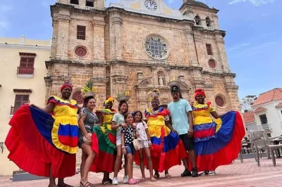 Explore as ruas históricas de cartagena, visite o castelo san felipe e aproveite uma limonada de coco com um guia local. transporte e ingressos privados inclusos.