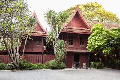 Réservez votre billet pour le musée jim thompson à bangkok avec prise en charge à l’hôtel. découvrez l’architecture thaïe, l’art et les jardins sans souci de transport.