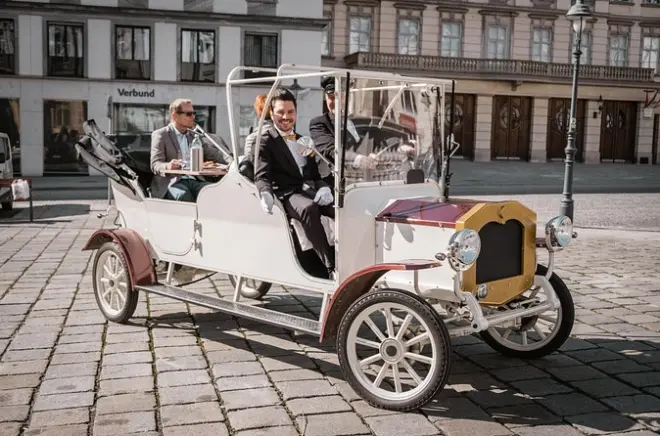 Vienna culinary tour in electric vintage car: 3-course menu