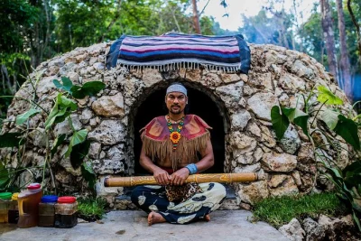 Viva a experiência do temazcal maia tradicional perto de tulum, guiado por um xamã. inclui transfer, banho frio e frutas frescas após a cerimônia.