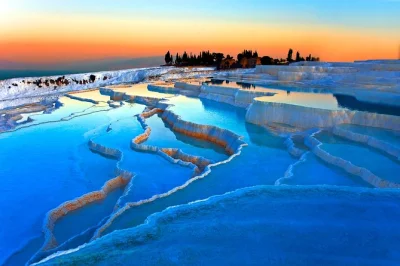 Explore os travertinos de pamukkale e as fontes termais de hierápolis em uma excursão guiada de um dia saindo de kusadasi. inclui almoço, traslado do hotel e guia local especializado.