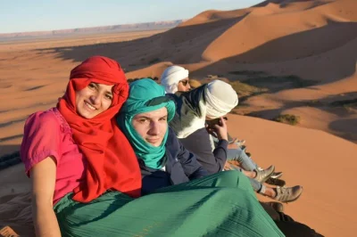 Découvrez le désert du sahara, traversez l’atlas et dormez sous les étoiles dans un camp berbère. transfert, guide local et repas inclus.