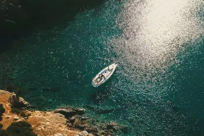 Coucher de soleil à Halkidiki avec baignade au moment doré