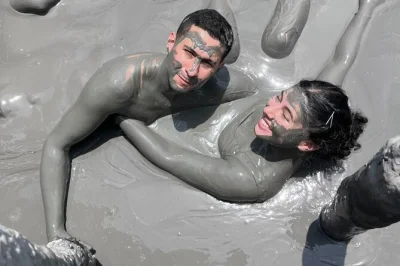 Desfrute do famoso vulcão de lama totumo perto de cartagena com guia local. inclui transfer, massagem na lama e banho. garanta sua vaga agora.