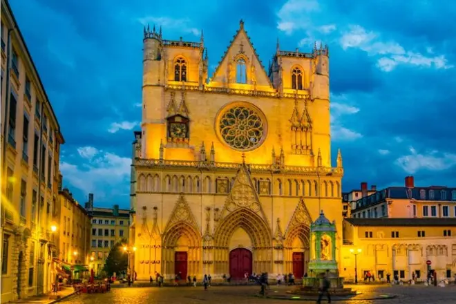 Lyon Old District Private Walking Tour: Traboules & Saint-Jean