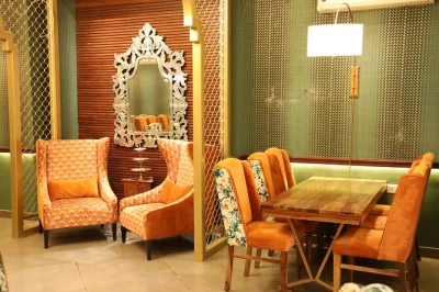 Découvrez un dîner traditionnel rajasthani au govindam retreat avant d’assister à l’arti du soir au temple govind dev ji à jaipur. transport privé inclus.