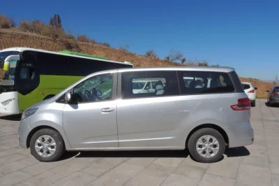 Privater transfer vom hafen san antonio direkt zu hotel oder flughafen santiago mit freundlichem fahrer und klimatisiertem minivan. abholung und alle gebühren inklusive.