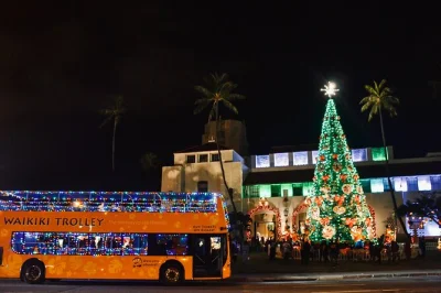 Recorre honolulu en el trolley de waikiki entre luces navideñas, detente en honolulu hale para ver las decoraciones y disfruta juegos y chocolate caliente en aloha tower. con guía incluido.