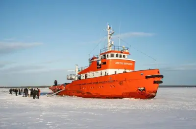 Arctic Explorer Eisbrecher: Spaziergang auf Eis und Eisbaden erleben