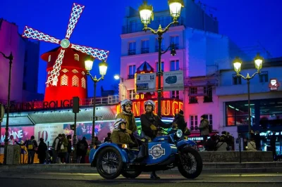 Paris bei nacht im vintage-sidecar mit lokalem guide entdecken. inklusive hotelabholung, champagner am eiffelturm und fotostopps. jetzt buchen.