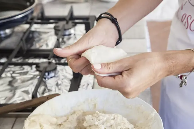 Aula privada de pizza e tiramisu em casa local em Bolonha