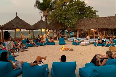 Desfrute um dia completo em tierra bomba com yoga, meditação, massagem e cerimônia de fogo com cacau. inclui transfer privativo de barco e crédito para almoço. reserve já.