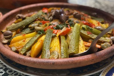 Apprenez à cuisiner des plats marocains à marrakech avec un chef local, faites le plein d’épices au marché et savourez un repas maison. déjeuner ou dîner inclus. réservez vite.